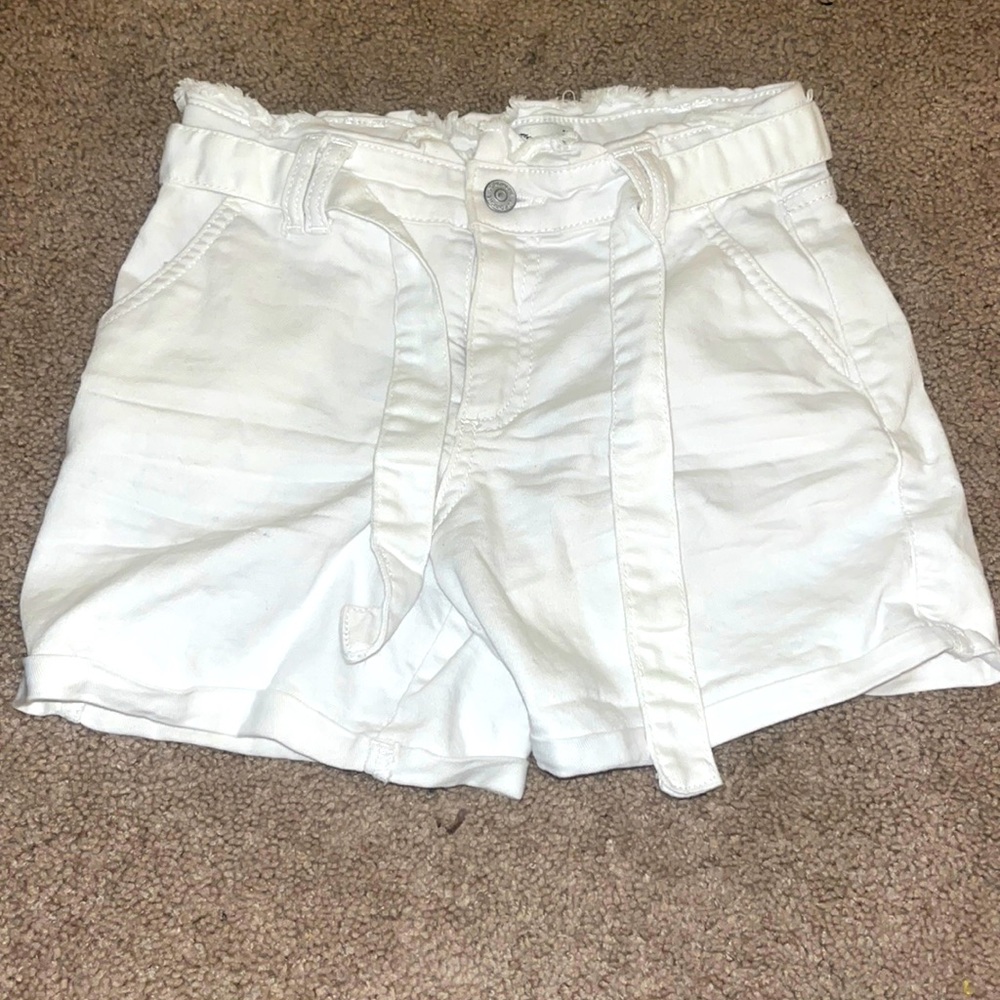 White jean shorts with adjustment belt